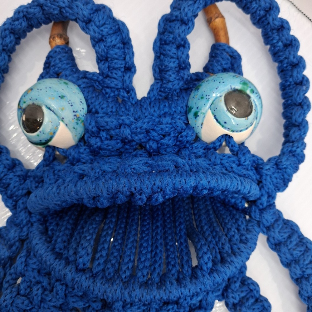 VTG 1970s Frog Macrame Blue Towel Holder Wall Hanging Rack Wood MCM Retro 20" - Picture 3 of 8